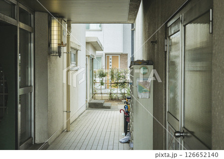 学校の下駄箱　背景　体育館　小学校 126652140