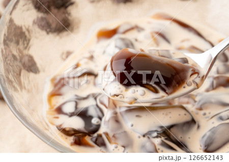 スプーンに載せたコーヒーゼリーのクローズアップ スプーンに載せたコーヒーゼリーのクローズアップ 126652143