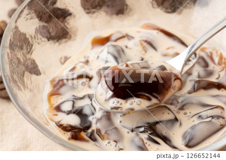 スプーンに載せたコーヒーゼリーのクローズアップ スプーンに載せたコーヒーゼリーのクローズアップ 126652144