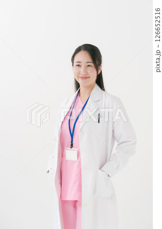 白衣を着た女性 126652516