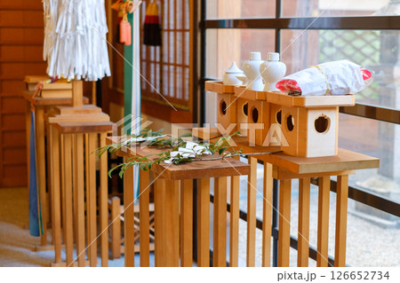 神社の祭壇と玉串　お神酒　ご祈祷 126652734