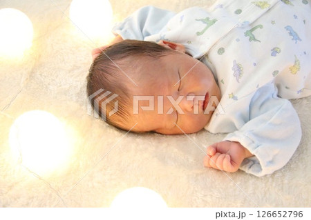 優しい灯りの中すやすや眠る新生児 優しい灯りの中すやすや眠る新生児 126652796