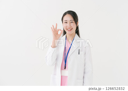 白衣を着た女性 白衣を着た女性 126652832