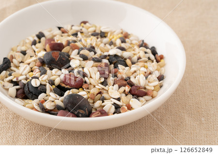 お皿に入った雑穀 126652849