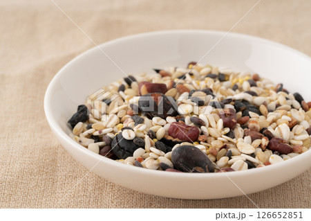 お皿に入った雑穀 お皿に入った雑穀 126652851