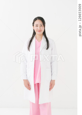 白衣を着た女性 126653009