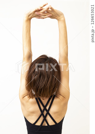 体側のストレッチをする女性 体側のストレッチをする女性 126653021
