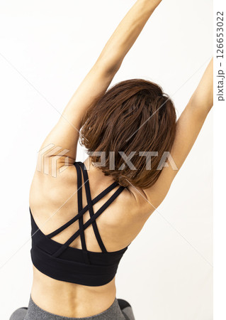 ストレッチをする女性 126653022