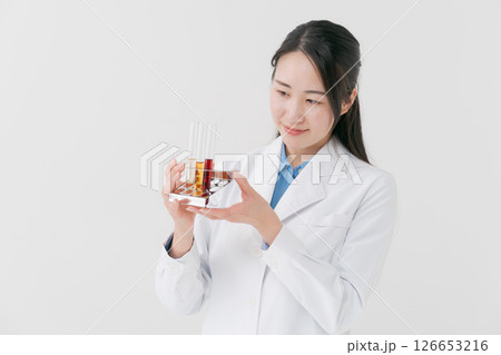 研究する白衣の女性 126653216