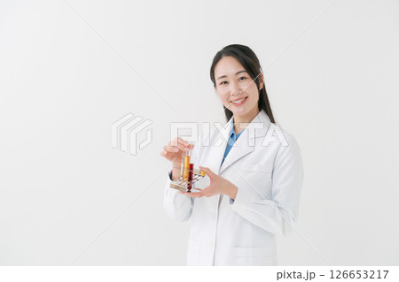 研究する白衣の女性 126653217