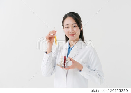 研究する白衣の女性 126653220