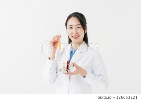 研究する白衣の女性 126653221