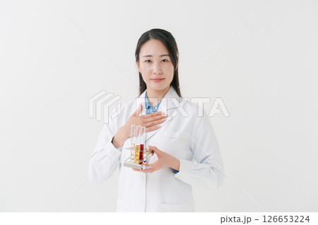 研究する白衣の女性 研究する白衣の女性 126653224