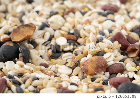 色々混ざった雑穀のクローズアップ 126653309