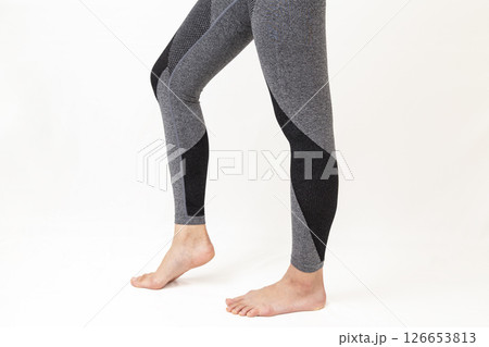 スポーツレギンスを履いた女性の脚 126653813