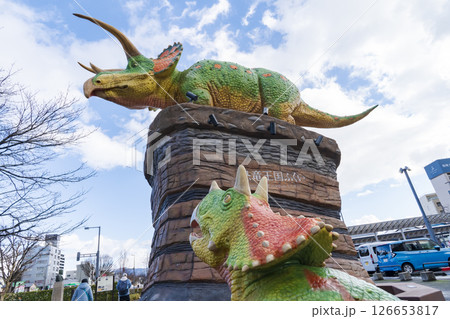 福井駅東口広場の恐竜親子（トリケラトプス） 126653817