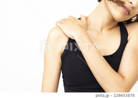 肩こりに悩む女性 肩こりに悩む女性 126653878