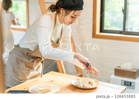 サンドイッチ,ホットサンドを調理するエプロン姿の若いアジア人女性 126653885