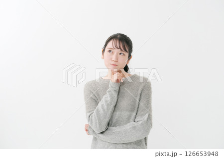 考えるジェスチャーをする女性 考えるジェスチャーをする女性 126653948