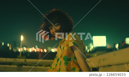 夜の街で笑いはしゃぐ女性 126654033