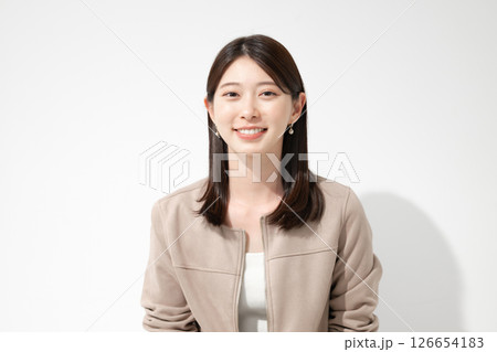 笑顔の女性 126654183