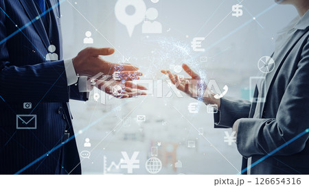 会議するビジネスパーソンのグループとデジタルテクノロジーのコンセプト バナー・広告向け横長ビジュアル 会議するビジネスパーソンのグループとデジタルテクノロジーのコンセプト バナー・広告向け横長ビジュアル 126654316