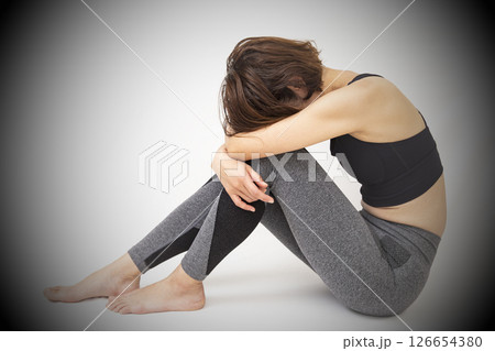 落ち込むミドル女性 126654380