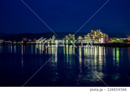 夕暮れの周南工場夜景夜の煌めき 126654566