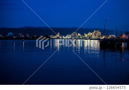 夕暮れの周南工場夜景夜の煌めき 夕暮れの周南工場夜景夜の煌めき 126654573