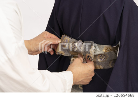 七五三 子供の晴れ着の着付け　5歳男児の晴れ着の着付けをする工程 126654669