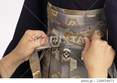 七五三 子供の晴れ着の着付け　5歳男児の晴れ着の着付けをする工程 126654673