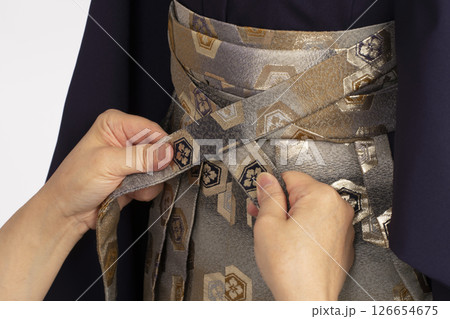 七五三 子供の晴れ着の着付け　5歳男児の晴れ着の着付けをする工程 126654675