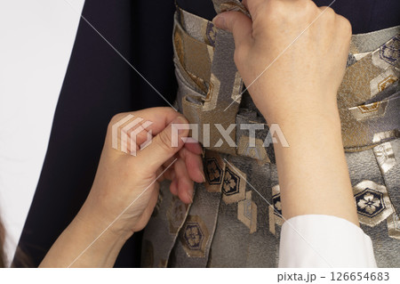 七五三 子供の晴れ着の着付け　5歳男児の晴れ着の着付けをする工程 126654683