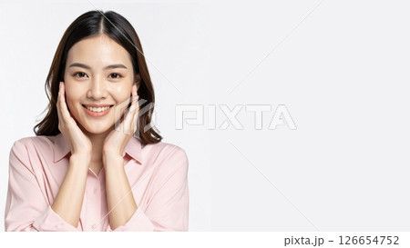 肌の潤いを実感し笑顔の若い女性1 126654752