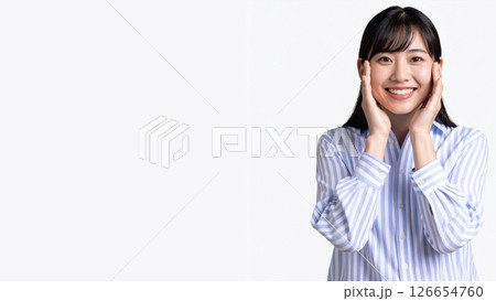 肌の潤いを実感し笑顔の若い女性5 126654760