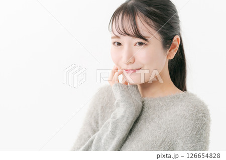 スキンケアをする女性のポートレート 126654828