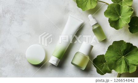 グリーンに統一されたツボクサ（CICA）入りスキンケアアイテムの平置き構成（美容・コスメ） 126654842