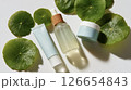 ツボクサ（CICA）の葉と3種類のスキンケア製品を並べた俯瞰構図（美容・コスメ） 126654843