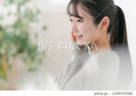 スキンケアをする女性の横顔 126655086