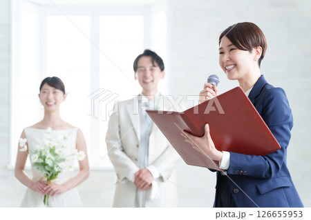 結婚式披露宴の司会者と新郎新婦 126655953