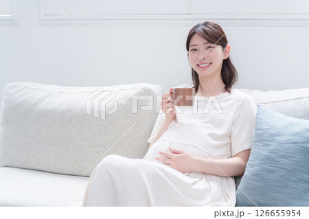 マグカップで飲み物を飲む妊婦 126655954