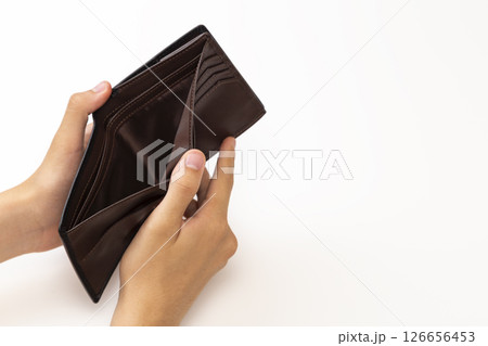 カラの財布を持つ手元 カラの財布を持つ手元 126656453