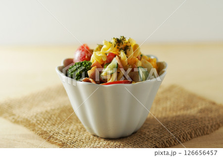 具だくさんなマカロニサラダ 具だくさんなマカロニサラダ 126656457