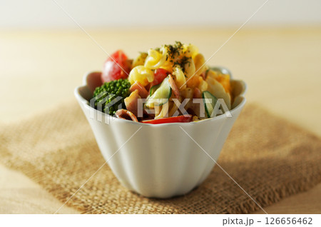 具だくさんなマカロニサラダ 126656462