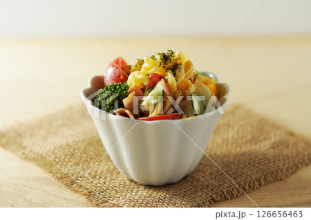 具だくさんなマカロニサラダ 具だくさんなマカロニサラダ 126656463