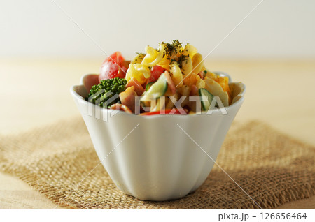 具だくさんなマカロニサラダ 126656464