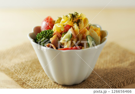 具だくさんなマカロニサラダ 126656466