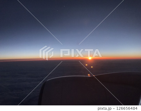 夕暮れフライト|飛行機の窓からグラデーションの空|dramaticな空の旅 夕暮れフライト|飛行機の窓からグラデーションの空|dramaticな空の旅 126656484