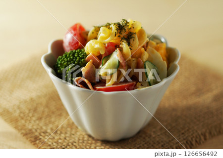 具だくさんなマカロニサラダ 126656492