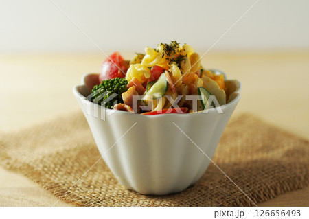 具だくさんなマカロニサラダ 具だくさんなマカロニサラダ 126656493